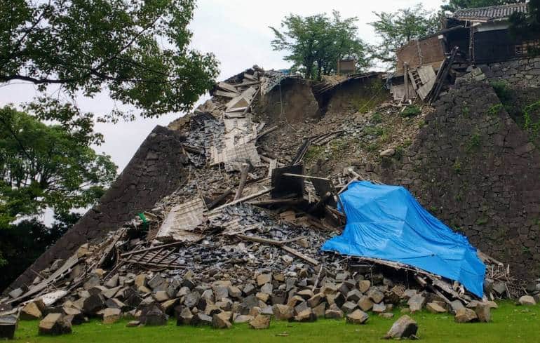 collapsed shrine earthquake kumamoto